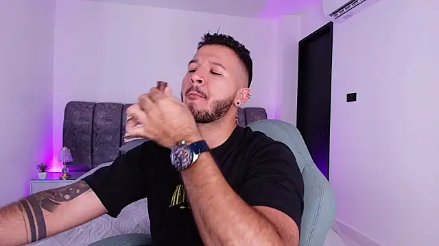 Snapshot of mister_miike chatting on 11/19/25, 03:06 mister miike online show from 11/19/25, 03:06