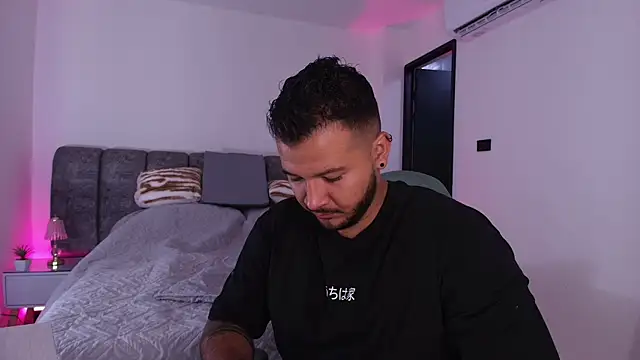 Snapshot of mister_miike chatting on 11/21/25, 03:05 mister miike online show from 11/21/25, 03:05