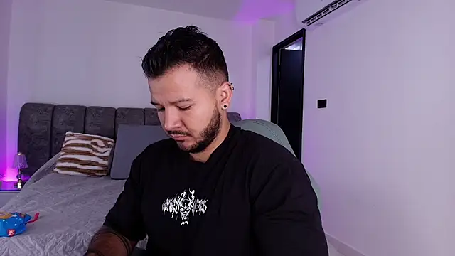 Snapshot of mister_miike chatting on 11/25/25, 03:06 mister miike online show from 11/25/25, 03:06