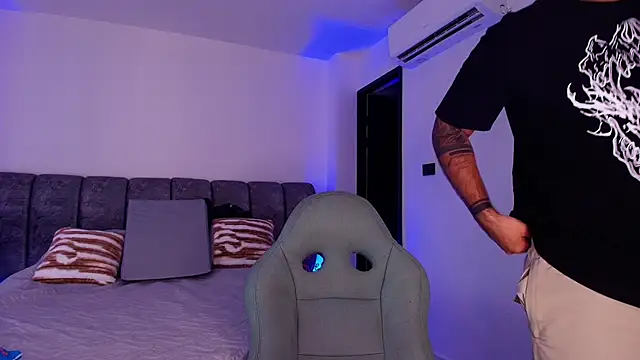 Snapshot of mister_miike chatting on 11/26/25, 03:07 mister miike online show from 11/26/25, 03:07