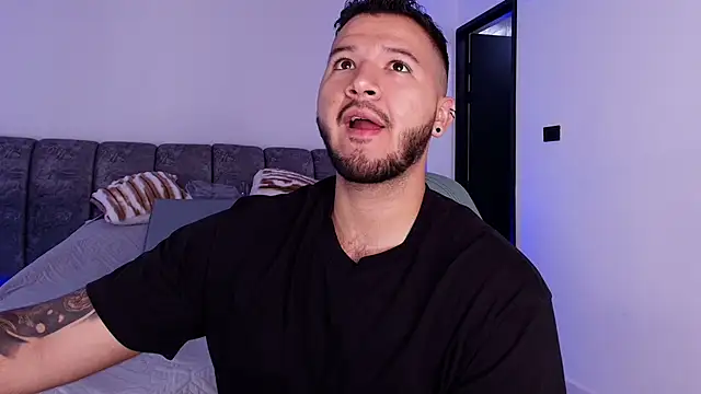 Snapshot of mister_miike chatting on 11/28/25, 03:09 mister miike online show from 11/28/25, 03:09