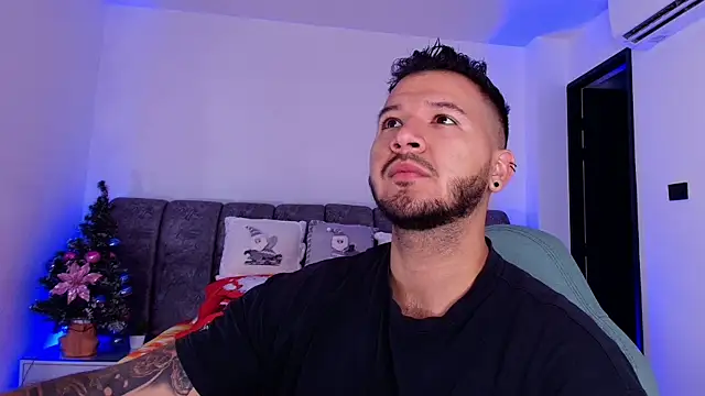 Snapshot of mister_miike chatting on 12/04/25, 03:05 mister miike online show from 12/04/25, 03:05