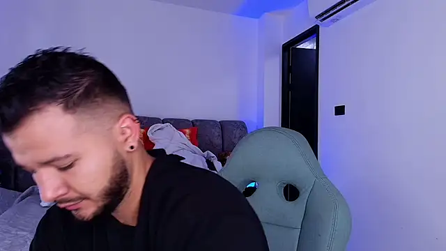 Snapshot of mister_miike chatting on 12/05/25, 03:04 mister miike online show from 12/05/25, 03:04