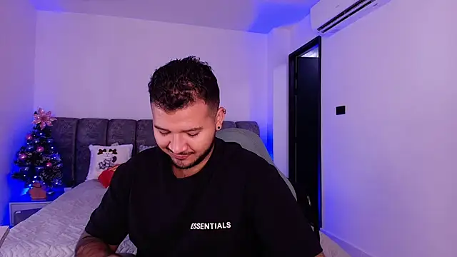 Snapshot of mister_miike chatting on 12/14/25, 03:12 mister miike online show from 12/14/25, 03:12