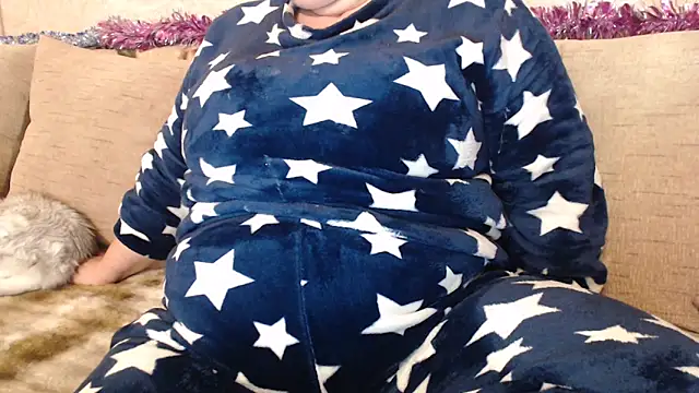 Amy August online show from 12/17/25, 07:25