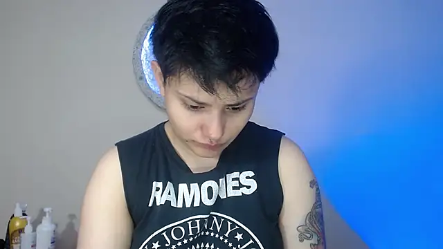 Snapshot of girl_intense444 chatting on 12/17/24, 12:54 girl intense444 online show from 12/17/24, 12:54