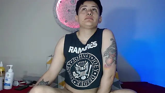 Snapshot of girl_intense444 chatting on 12/17/24, 04:00 girl intense444 online show from 12/17/24, 04:00