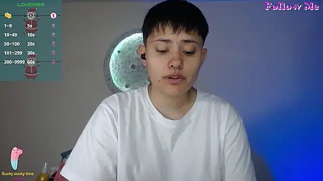 Snapshot of girl_intense444 chatting on 12/22/24, 01:11 girl intense444 online show from 12/22/24, 01:11