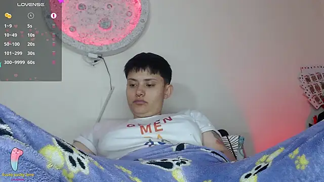 Snapshot of girl_intense444 chatting on 01/24/25, 04:06 girl intense444 online show from 01/24/25, 04:06