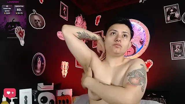 Snapshot of girl_intense444 chatting on 10/22/25, 01:11 girl intense444 online show from 10/22/25, 01:11