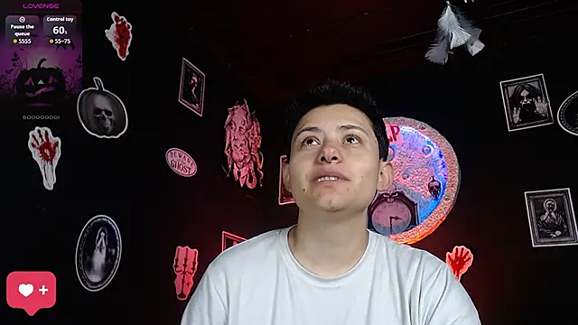 Snapshot of girl_intense444 chatting on 10/25/25, 01:29 girl intense444 online show from 10/25/25, 01:29