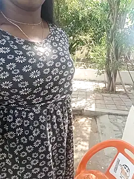 Snapshot of Dhiyapink chatting on 02/05/26, 05:56 Dhiyapink online show from 02/05/26, 05:56