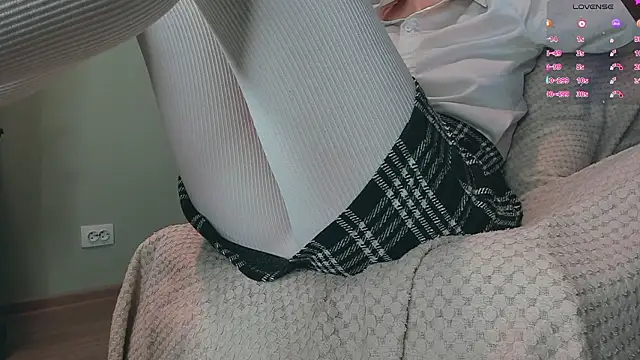 Snapshot of queen_carly chatting on 02/13/26, 07:10 queen carly online show from 02/13/26, 07:10