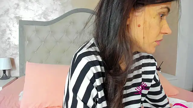 Snapshot of JennaMyers chatting on 11/16/25, 08:25 JennaMyers online show from 11/16/25, 08:25