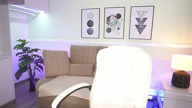 Snapshot of MaddyWattson chatting on 12/02/25, 11:37 MaddyWattson online show from 12/02/25, 11:37