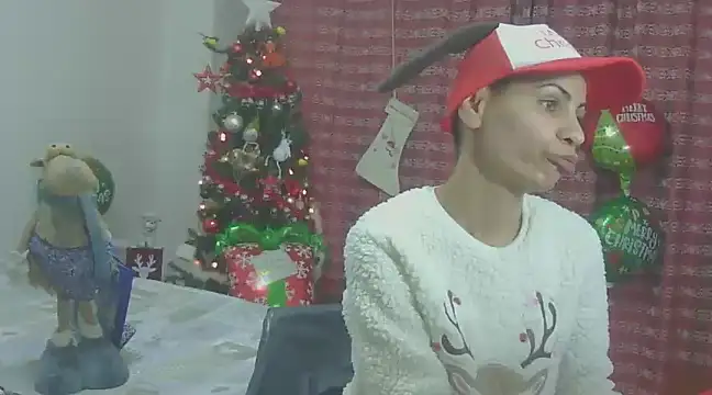 Snapshot of hotSANDRA_STARR chatting on 12/15/24, 10:37 hotSANDRA STARR online show from 12/15/24, 10:37