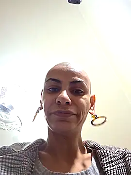 Snapshot of hotSANDRA_STARR chatting on 10/06/25, 10:02 hotSANDRA STARR online show from 10/06/25, 10:02