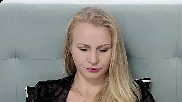 K  Adrienne online show from 09/18/25, 04:58