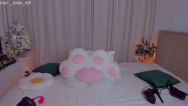 Snapshot of MaaryM chatting on 12/19/25, 10:06 MaaryM online show from 12/19/25, 10:06