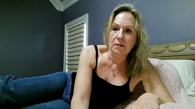 Snapshot of Lisaisluscious chatting on 04/18/26, 02:32 Lisaisluscious online show from 04/18/26, 02:32