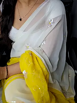 Snapshot of aliyaah_singh chatting on 11/12/25, 05:57 aliyaah singh online show from 11/12/25, 05:57