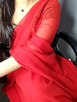 Snapshot of aliyaah_singh chatting on 11/18/25, 06:12 aliyaah singh online show from 11/18/25, 06:12