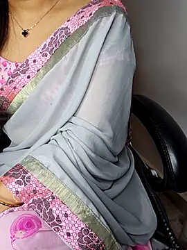 Snapshot of aliyaah_singh chatting on 12/20/25, 06:37 aliyaah singh online show from 12/20/25, 06:37