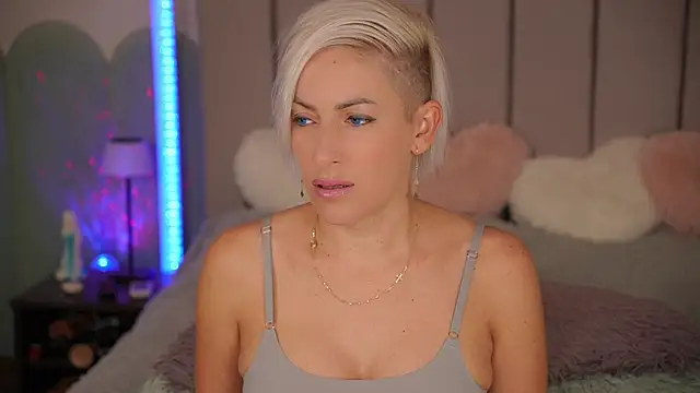 Snapshot of VickySecret96 chatting on 09/27/25, 04:34 VickySecret96 online show from 09/27/25, 04:34