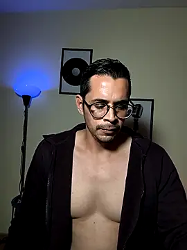 Snapshot of towers_j chatting on 09/11/25, 04:34 towers j online show from 09/11/25, 04:34