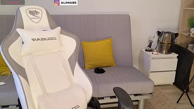 Snapshot of aliiiiiina chatting on 01/02/25, 03:26 aliiiiiina online show from 01/02/25, 03:26