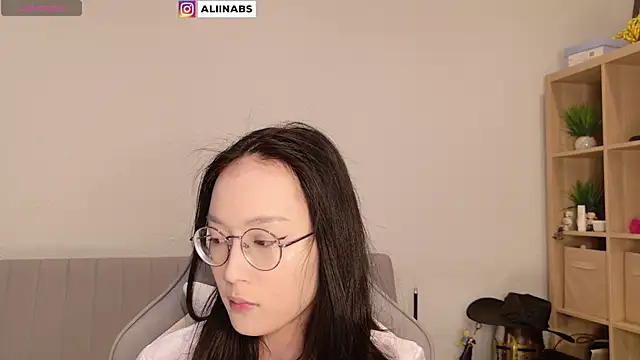 Snapshot of aliiiiiina chatting on 01/16/25, 06:37 aliiiiiina online show from 01/16/25, 06:37