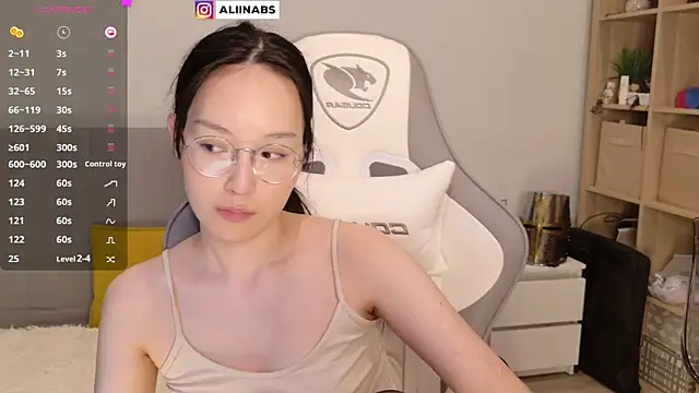 Snapshot of aliiiiiina chatting on 01/21/25, 10:52 aliiiiiina online show from 01/21/25, 10:52