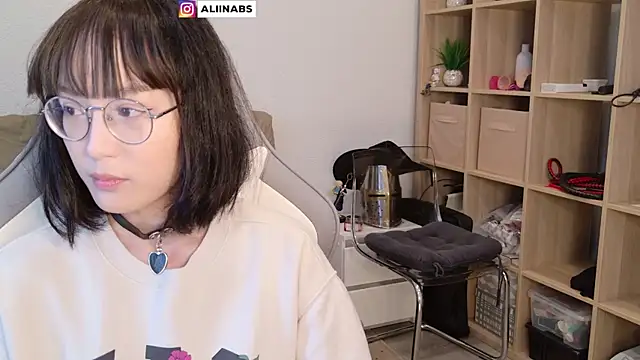 Snapshot of aliiiiiina chatting on 01/29/25, 05:40 aliiiiiina online show from 01/29/25, 05:40