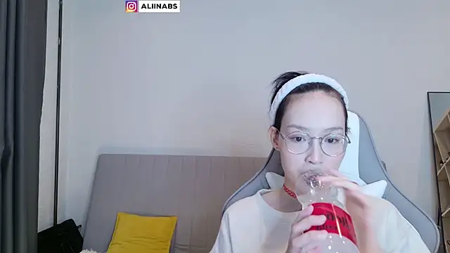 Snapshot of aliiiiiina chatting on 02/17/25, 01:04 aliiiiiina online show from 02/17/25, 01:04