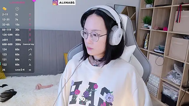 Snapshot of aliiiiiina chatting on 02/24/25, 05:54 aliiiiiina online show from 02/24/25, 05:54