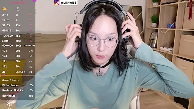 Snapshot of aliiiiiina chatting on 03/13/25, 10:54 aliiiiiina online show from 03/13/25, 10:54