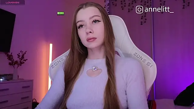 Snapshot of Annelitt chatting on 12/22/25, 08:17 Annelitt online show from 12/22/25, 08:17