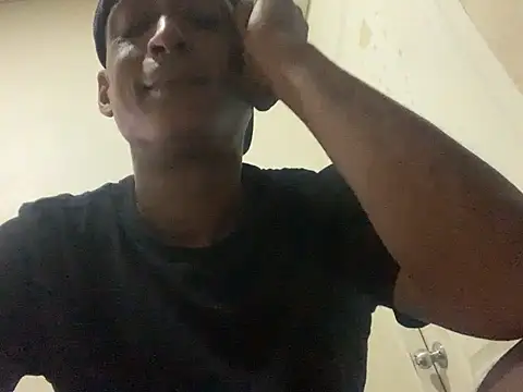 Snapshot of domigoodguy chatting on 02/20/25, 07:19 domigoodguy online show from 02/20/25, 07:19