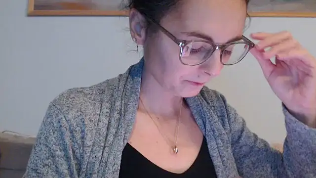 Snapshot of cleophee chatting on 12/15/25, 07:01 cleophee online show from 12/15/25, 07:01