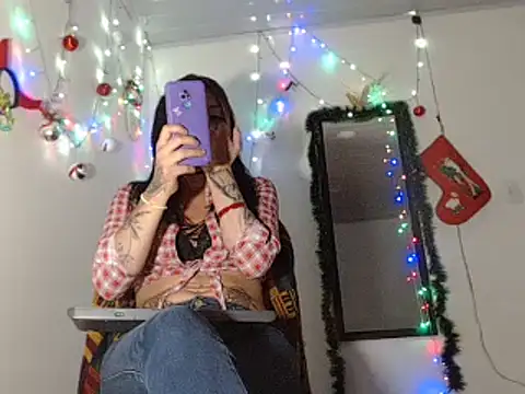 Snapshot of MARIANAWEED chatting on 01/05/25, 10:50 MARIANAWEED online show from 01/05/25, 10:50