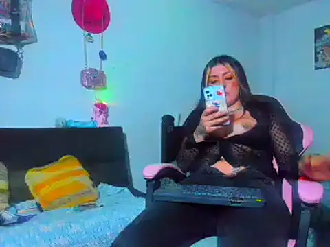 Snapshot of MARIANAWEED chatting on 02/25/26, 01:04 MARIANAWEED online show from 02/25/26, 01:04