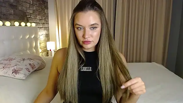 Snapshot of starrydoll chatting on 10/23/25, 03:44 starrydoll online show from 10/23/25, 03:44