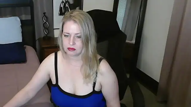 Snapshot of HollieBim chatting on 05/21/26, 01:18 HollieBim online show from 05/21/26, 01:18