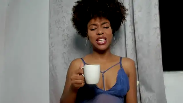 Snapshot of thaimy_ chatting on 10/31/25, 12:22 thaimy  online show from 10/31/25, 12:22