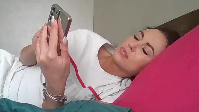 Snapshot of JulianaGold1 chatting on 02/06/25, 12:05 JulianaGold1 online show from 02/06/25, 12:05