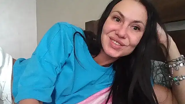 Snapshot of JulianaGold1 chatting on 03/10/25, 12:48 JulianaGold1 online show from 03/10/25, 12:48