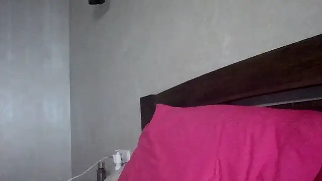 Snapshot of JulianaGold1 chatting on 09/17/25, 06:53 JulianaGold1 online show from 09/17/25, 06:53