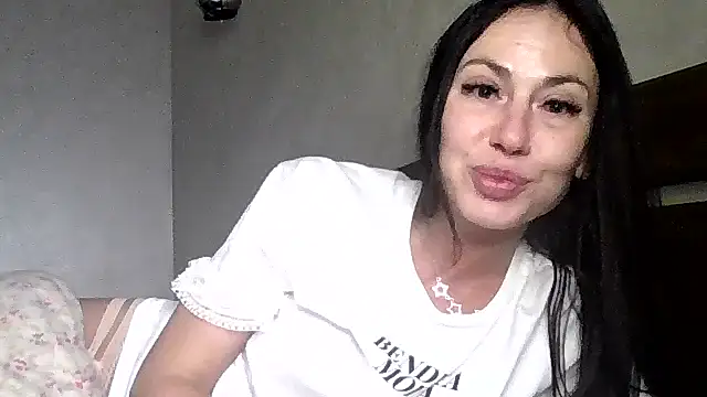 Snapshot of JulianaGold1 chatting on 11/19/25, 09:26 JulianaGold1 online show from 11/19/25, 09:26