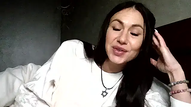 Snapshot of JulianaGold1 chatting on 12/19/25, 08:38 JulianaGold1 online show from 12/19/25, 08:38