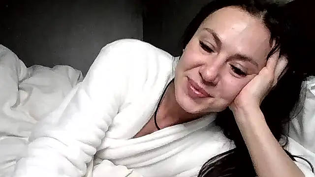 Snapshot of JulianaGold1 chatting on 12/22/25, 11:13 JulianaGold1 online show from 12/22/25, 11:13